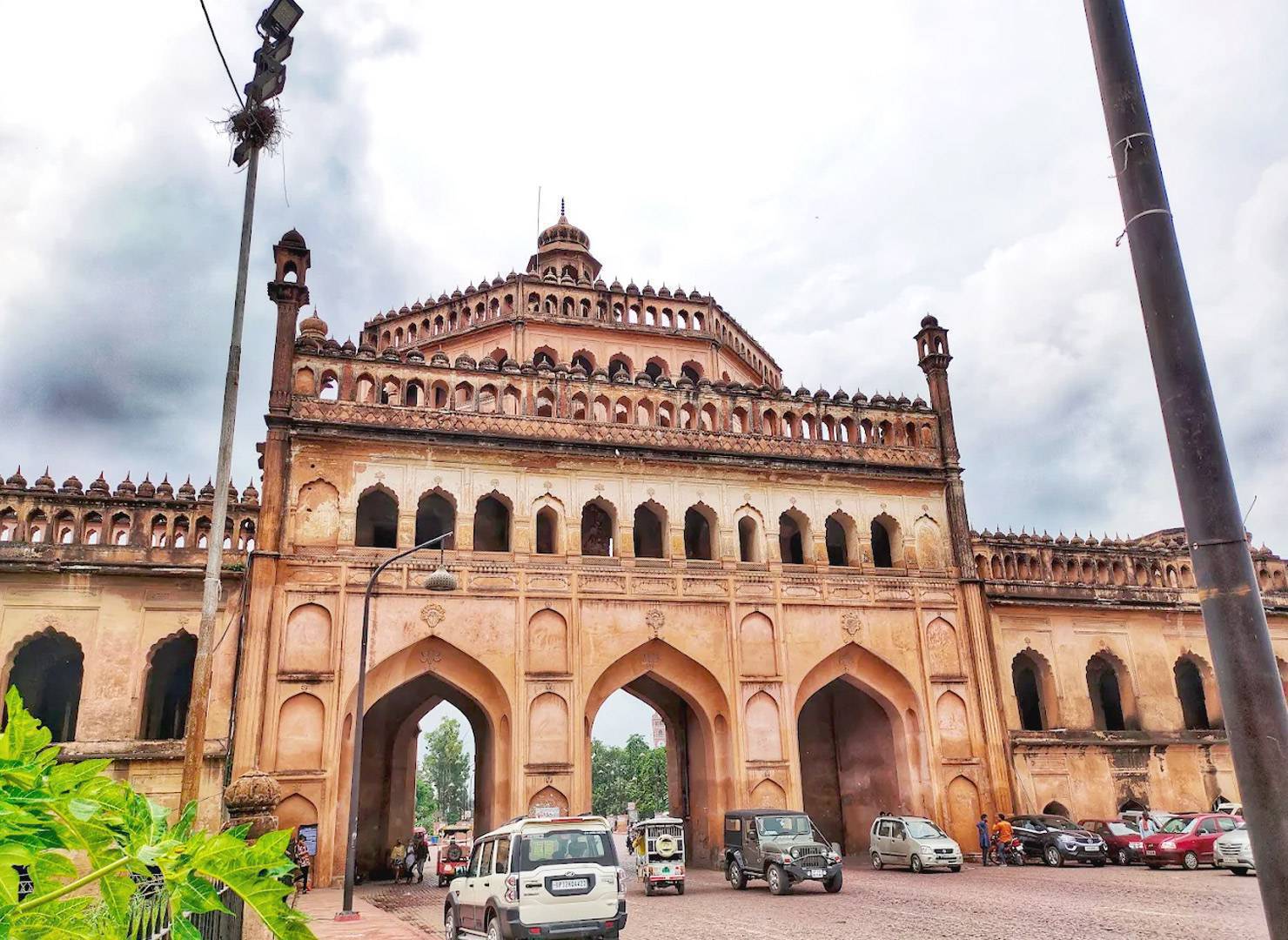 Lucknow Food Guide 2025: Must-Try Awadhi Cuisine & Street Food Spots